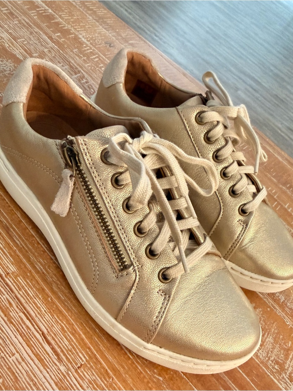 Clarks Metallic Gold Leather Lace-Up Sneakers with Side Zip LIKE NEW SIZE 7.5 W